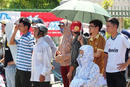 Mọi ánh mắt đều đổ dồn về trường thi