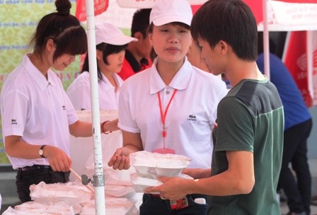 Các tình nguyện viên tất bật phát cơm cho các thí sinh, phụ huynh