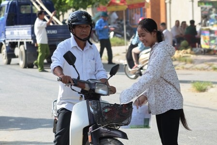 Nhiều phụ huynh đưa con đến điểm thi từ sáng sớm để làm thủ tục dự thi (Ảnh: Doãn Hòa).