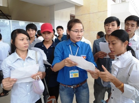 Các tình nguyện viên hướng dẫn các thí sinh đến phòng thi. (Ảnh: Nguyễn Duy).