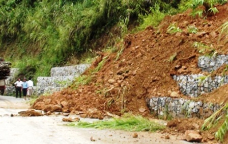 Trời mưa khiến đất bị nhão dễ gây sạt lở trên nhiều tuyến đường (Ảnh minh họa: Nguyễn Duy)