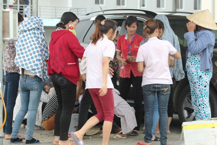 Giờ nghỉ trưa, công nhân phải vạ vật ăn trưa ở bên ngoài, với khoảng 11.500 đồng/bữa