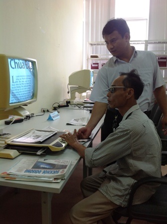 Bác Trịnh Đức Phượng (55 tuổi, xã Nghi Liên, TP Vinh) được hướng dẫn đọc sách bằng máy khuyếch đại.