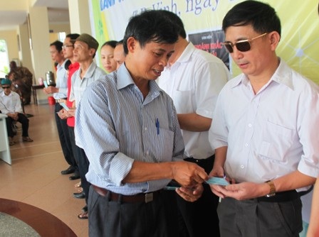 Bác Trịnh Đức Phượng (55 tuổi, xã Nghi Liên, TP Vinh) được hướng dẫn đọc sách bằng máy khuyếch đại.