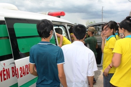 Các công nhân ngất xỉu được vận chuyển đi cấp cứu tại bệnh viện (Ảnh: Doãn Hòa)