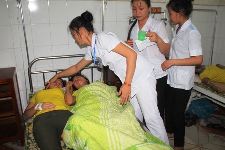 Các công nhân đang được các bác sỹ, y tá bệnh viện đa khoa huyện Hưng Nguyên theo dõi, chăm sóc