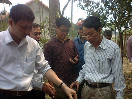 Đoàn kiểm tra xem xét các đồ vật bốc cháy tại nhà ông Thanh.