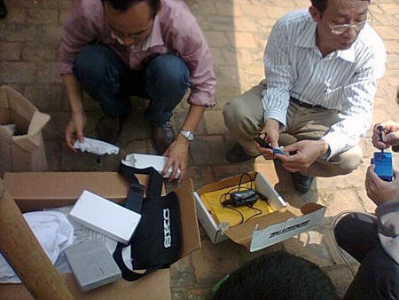 Các nhà khoa học đưa dụng cụ để tiến hành lấy các mẫu liên quan tìm nguyên nhân cháy