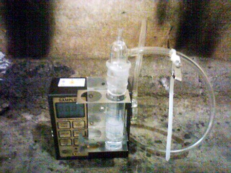 Đặt máy nơi xuất hiện đám cháy để lấy mẫu phân tích.