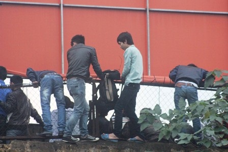 Mạo hiểm leo tường vào sân