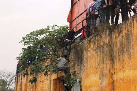 Hàng ngàn khán giả không thể vào sân vì quá tải