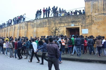 Hàng ngàn khán giả không thể vào sân vì quá tải