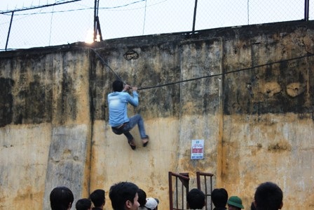 Đu...dây điện để xem bóng đá