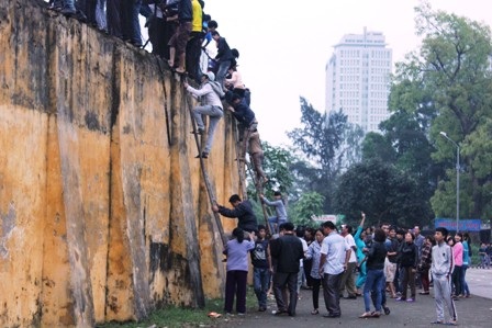 Cò thang vào sân hoạt động hết công suất