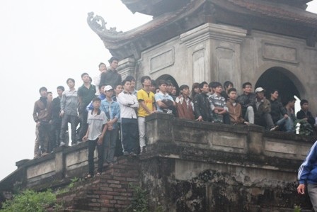 CĐV leo lên cả cổng thành Vinh - di tích lịch sử để xem bóng đá