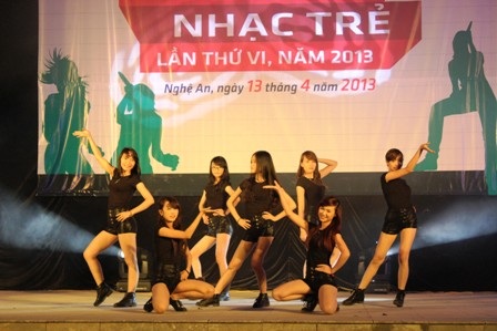 Nhóm nhảy nữ sôi động với những vũ điệu hấp dẫn