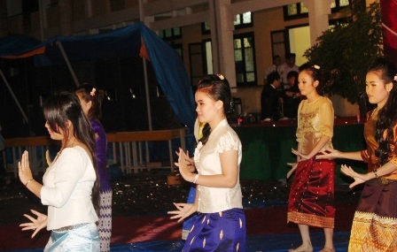 Điệu múa Lăm vông truyền thống của Lào.