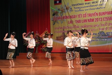 Tiết mục múa Phật bà nghìn mắt đặc sắc của CLB Hoa Chămpa trường ĐH Vinh biểu diễn.