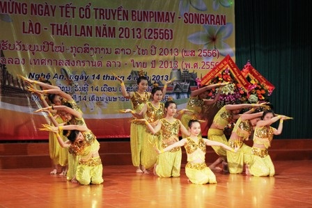 LHS Lào - Thái Lan tại Trường ĐH Vinh vui Tết Tết cổ truyền Bunpimay và Songkran.