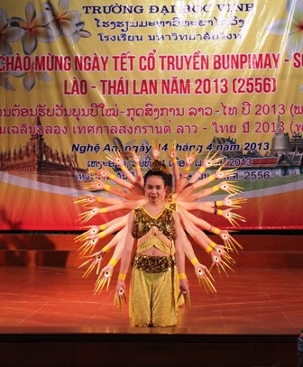 Tiết mục múa Phật bà nghìn mắt đặc sắc của CLB Hoa Chămpa trường ĐH Vinh biểu diễn.