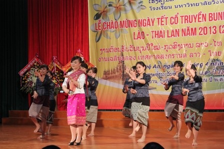 Điệu múa Lăm vông truyền thống của Lào.