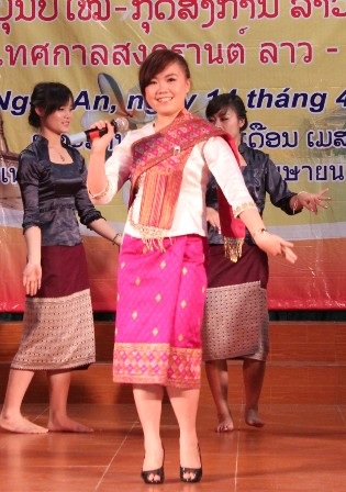 Nữ sinh Lào duyên dáng trong trang phục truyền thống