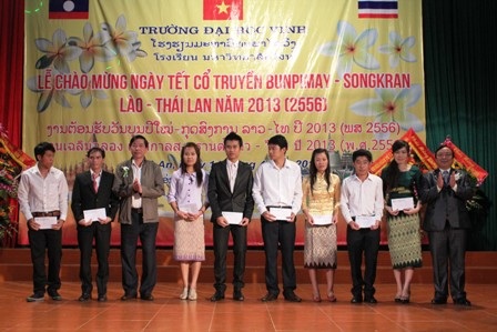 Hội hữu nghị Việt Lào trao 8 suất học bổng cho các LHS Lào tại Nghệ An.