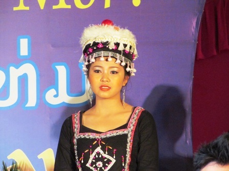 Nữ sinh Lào duyên dáng trong trang phục truyền thống