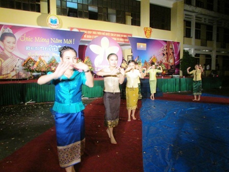 Du học sinh Lào biểu diễn điệu múa Ouay Phone.