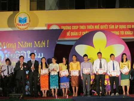 Lễ buộc cổ chỉ tay và chúc nhau may mắn, hạnh phúc, an lành trong năm mới.