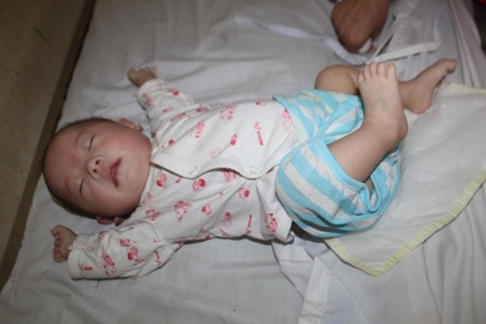 Bé Quân đang phải giành giật sự sống từng ngày với bệnh tim bẩm sinh và viêm phổi nặng.