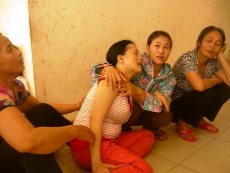 Chị Trần Thị Hồng - mẹ bé Trâm bàng hoàng sau cái chết bất thường của con mình