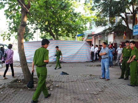 Lực lượng công an khám nghiệm hiện trường vụ án mạng.