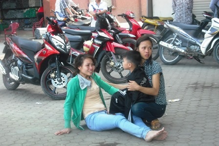 Người thân đau đớn trước cái chết của anh Thi.