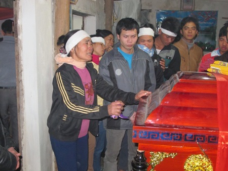 Quê nhà nghẹn ngào đón chiến sĩ hy sinh tại Trường Sa - 1 Quê nhà khóc thương Trung úy Hạnh