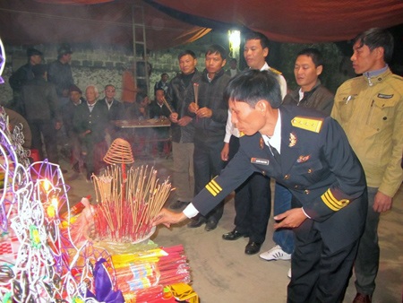 Quê nhà nghẹn ngào đón chiến sĩ hy sinh tại Trường Sa - 4 Bạn bè, đồng đội Trung úy Hạnh đến tiễn đưa anh về với đất mẹ
