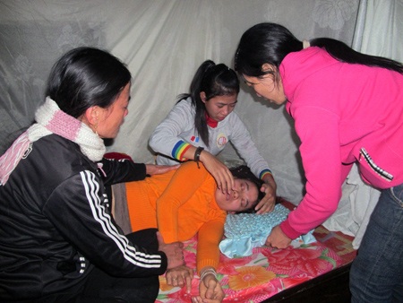 Quê nhà nghẹn ngào đón chiến sĩ hy sinh tại Trường Sa - 3 Chị Nguyễn Thị Dung - vợ Trung úy Hạnh đau đớn vì chồng hy sinh