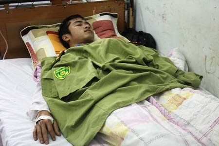 Kiểm lâm viên Phạm Trọng Hồng đang nằm điều trị tại bệnh viện