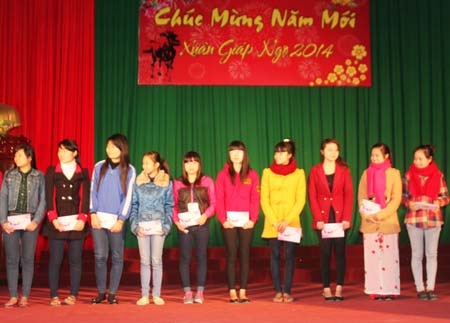 Các em học sinh, sinh viên có hoàn cảnh khó khăn vươn lên trong học tập được nhận quà Tết.