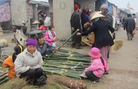 Ống giang làm dây lạt gói bánh chưng là những mặt hàng không thể thiếu trong phiên chợ Tết