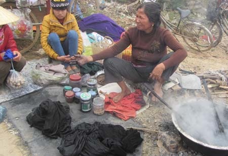 Cuối năm, nhiều người đem hấp nhuộm lại quần áo để lấy may mắn cho năm mới.