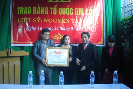 Phó giám đốc Sở hy sinh trong lũ được truy tặng bằng Tổ quốc ghi công - 1 Phó giám đốc Sở hy sinh trong lũ được truy tặng bằng Tổ quốc ghi công