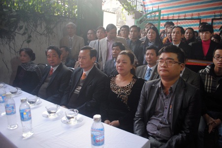 Phó giám đốc Sở hy sinh trong lũ được truy tặng bằng Tổ quốc ghi công - 2 Thân nhân liệt sĩ Nguyễn Tài Dũng tại lễ trao Bằng Tổ quốc ghi công.