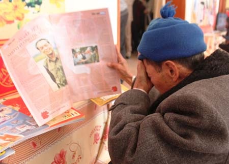 Cụ ông xúc động khi đọc bài viết về Cố Đại tướng Võ Nguyên Giáp trên ấn phẩm báo Xuân Giáp Ngọ