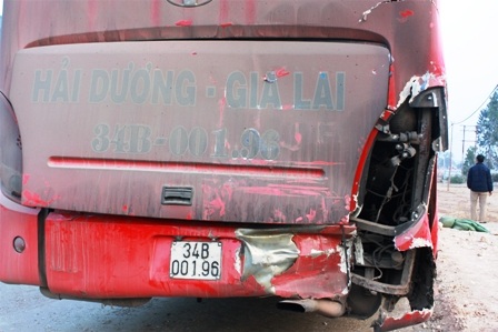Mải xem thi công đường, bé 2 tuổi bị xe tải cán chết - 2 Phần đuôi chiếc xe khách vỡ vụn. Hơn 20 hành khách trên xe được một phen hú vía