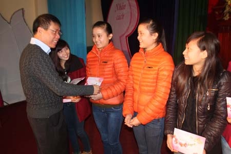 Tết ấm cho sinh viên nghèo, du học sinh Lào