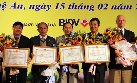 Dịp này, tỉnh Nghệ An cũng tặng bằng khen cho các nhà đầu tư.