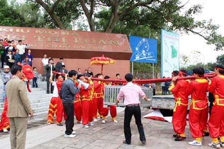 Dâng cặp bánh chưng nặng 700kg tri ân thân mẫu Chủ tịch Hồ Chí Minh - 2 Đây là năm thứ 2 diễn ra lễ dâng cặp bánh chưng tri ân bà Hoàng Thị Loan