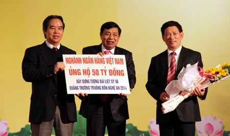 Dịp này, tỉnh Nghệ An cũng tặng bằng khen cho các nhà đầu tư.