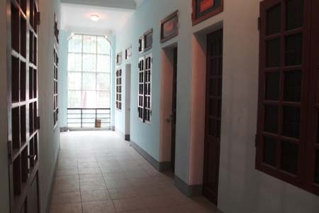 Các phòng làm việc tại phường Lê Mao đóng cửa, đèn vẫn sáng ở dãy hành lang